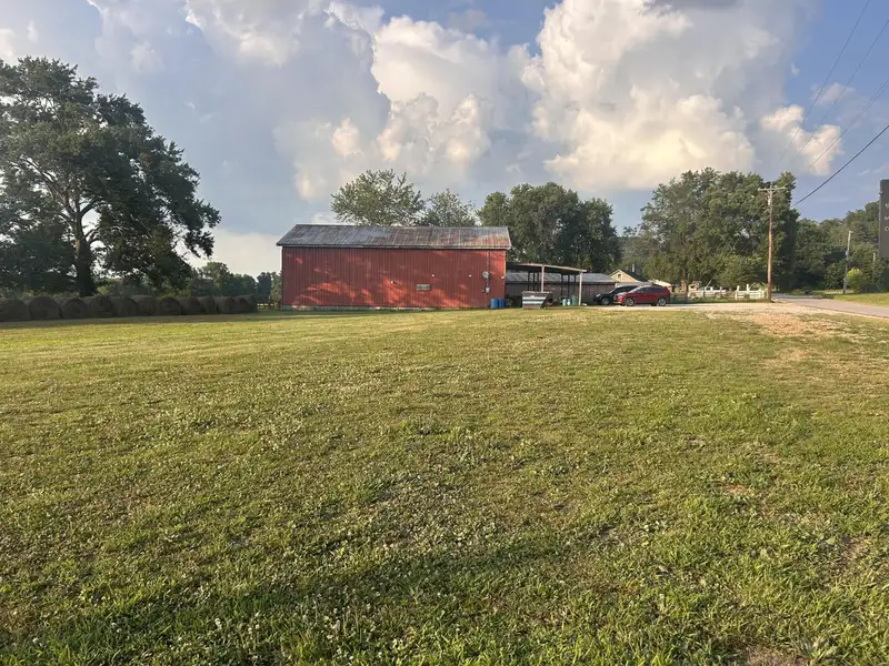 Versatile 40'x60' Auction Barn on 0.92 Acres with Commercial Potential