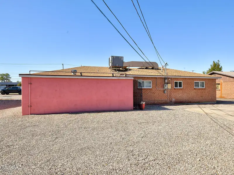 Prime Office Space in Central Tucson with High Visibility and Convenient Amenities