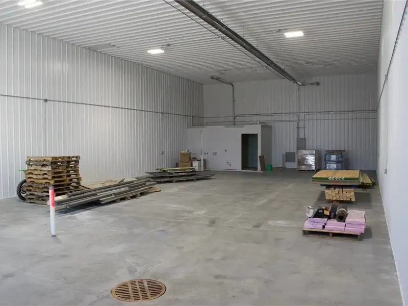 Prime Contractor Bay for Lease at Hwy 13 and Mt. Vernon Rd Se, 2,700-5,400 Sqft
