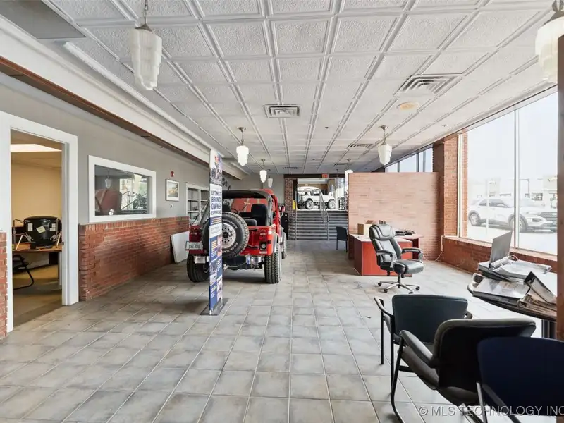 Historic Multi-use Building on Main Street, Bristol - Route 66 Landmark with Renovations