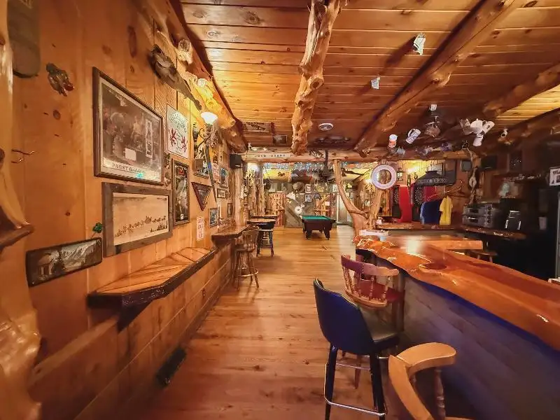 Turnkey Lodge-style Investment Opportunity in Berlin with Unique Interior and Bar