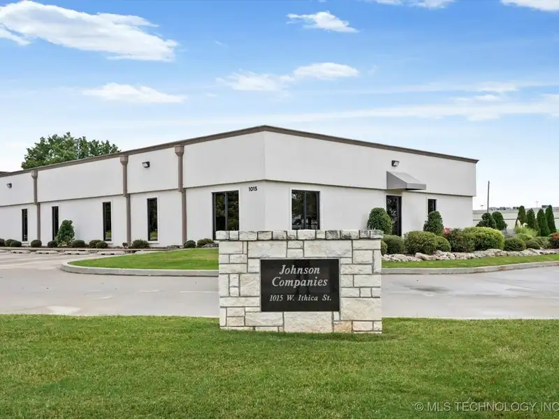 Commercial Office Building for Sale or Lease in Broken Arrow Business Corridor