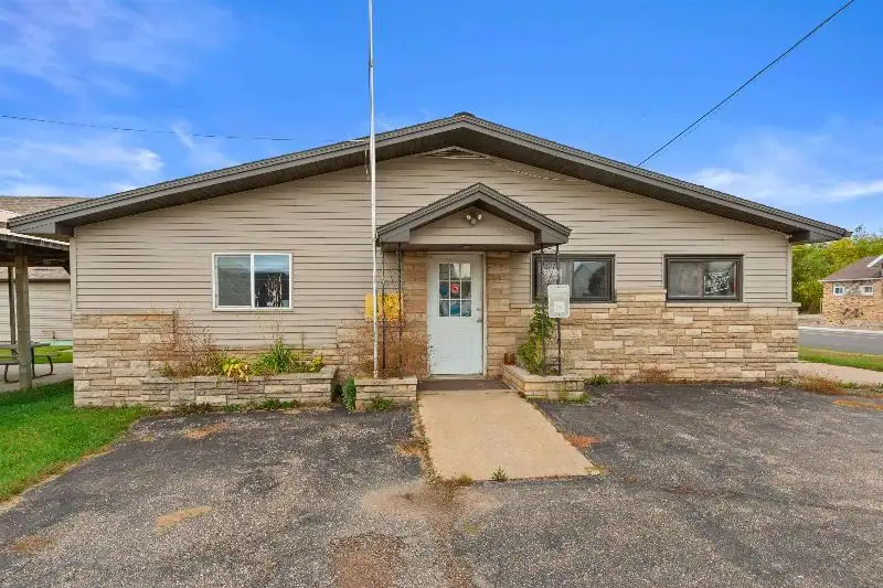 Established Bar and Restaurant with Living Quarters in Stevens Point Area