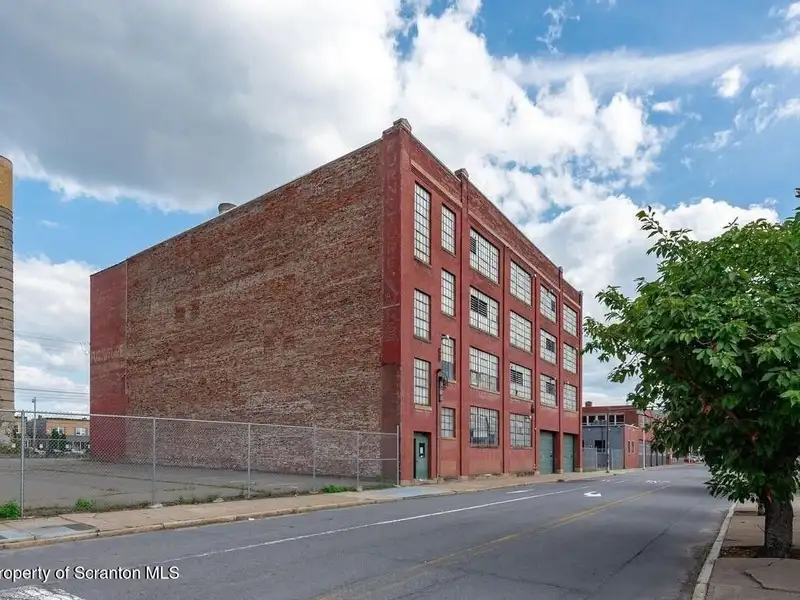 Four-story Commercial Property with Elevator Access and Basement in Prime Location