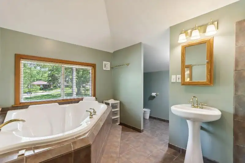 Turnkey B&b and Event Center in Wisconsin Dells with 17 Guest Suites