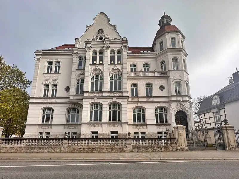 Spacious 249 M² Commercial-residential Unit in Historic Mühlhausen Villa