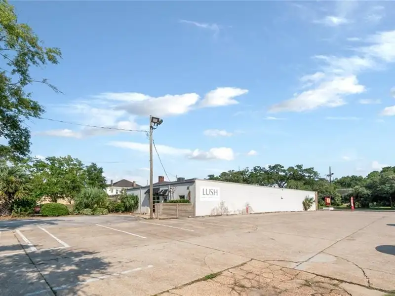 Prime Commercial Space with Dual Storefronts in Midtown, Mobile