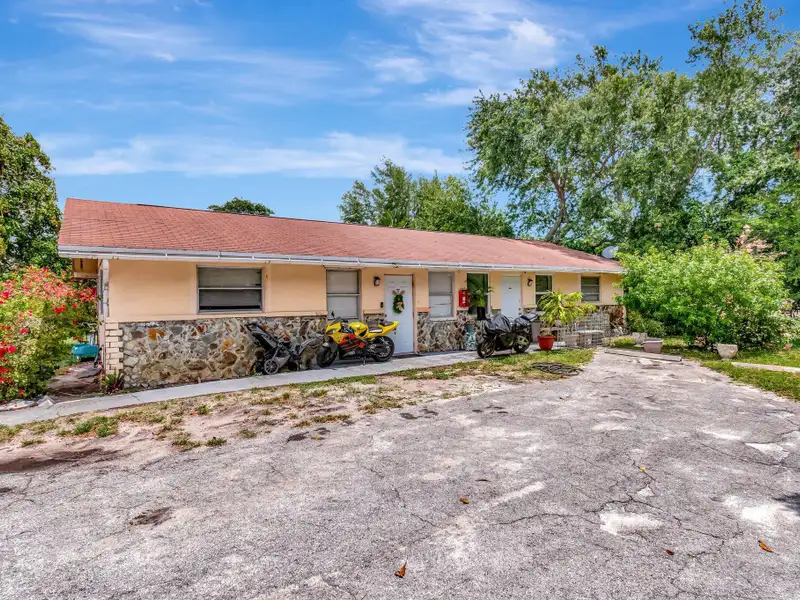 Well-maintained 6-unit Multifamily Property in South Florida with Value-add Potential