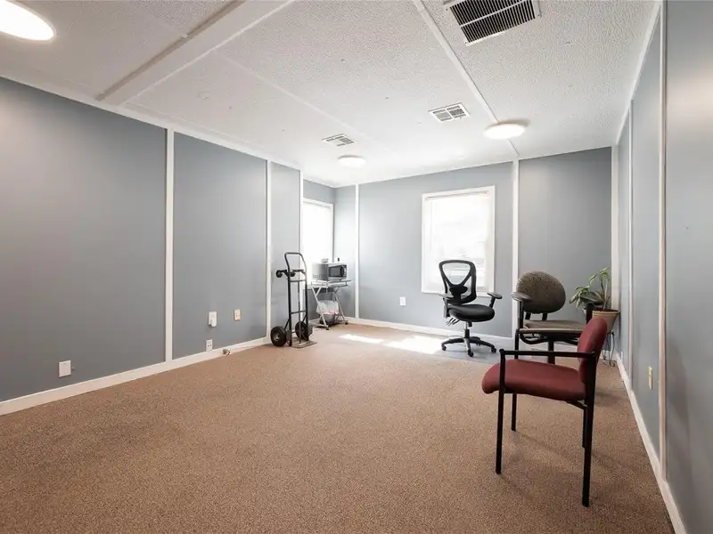 Versatile 2,500+ Sq. Ft. Office Building in High-traffic Orlando Location