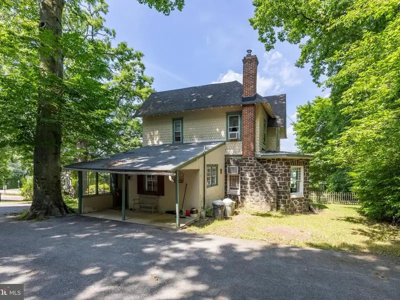 Mixed-use Property in Wayne, Pa: Salon with 1-bedroom Apartment Above