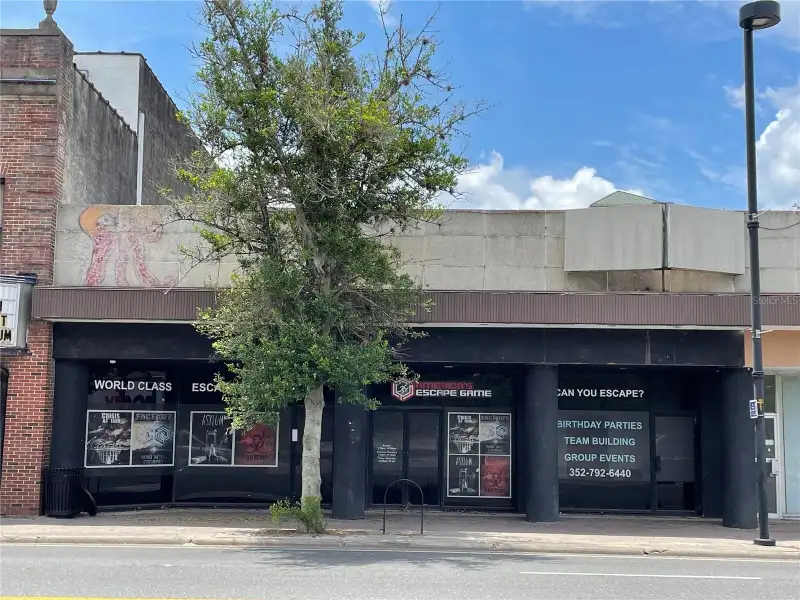 Prime Downtown Commercial Space on University Avenue with Experience Rooms and High Foot Traffic