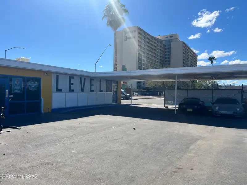 Midtown Auto Retail Building with Workshop on 0.37 Ac Corner Lot