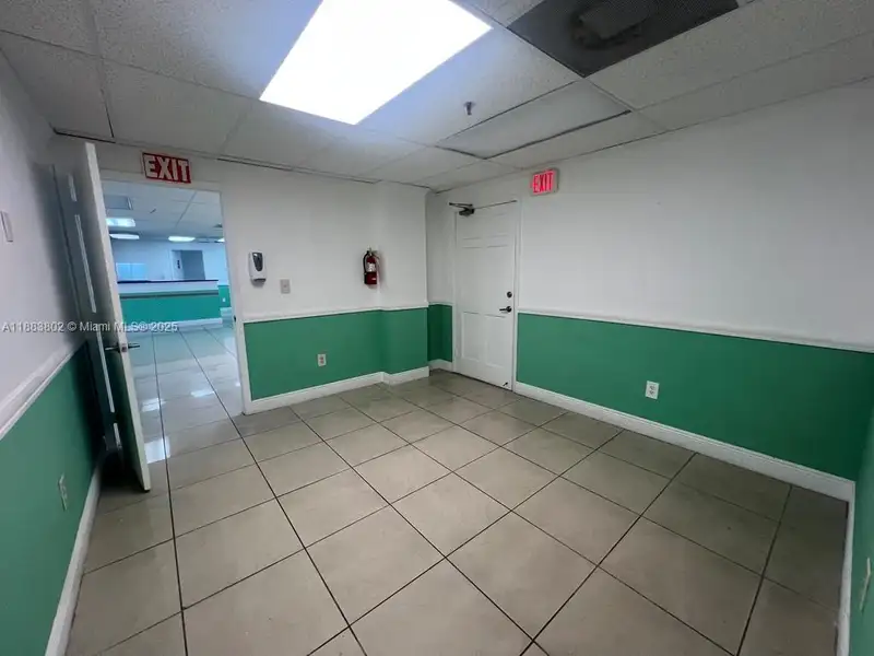 Spacious Corner Medical Office Unit in Central Hialeah – 2,552 Sq Ft