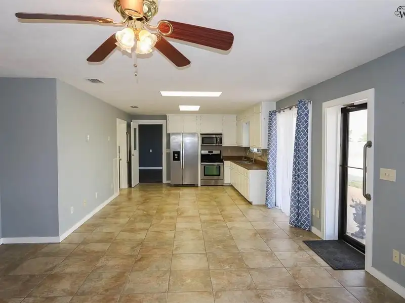 Commercial Property with Office, Living Quarters, and Warehouses in Wichita Falls Area