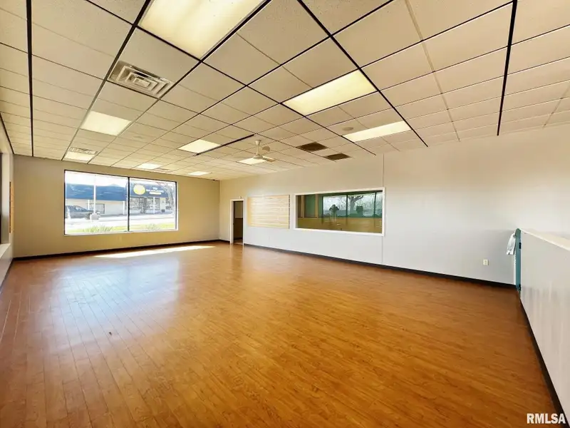 Standalone Commercial Building in Peoria's Metro Centre - High Traffic and Visibility