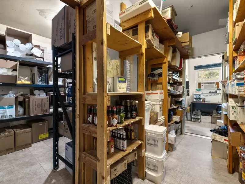 Historic Del's Bar & Grill: Profitable Lakeside Business in Somers, Mt with Liquor License