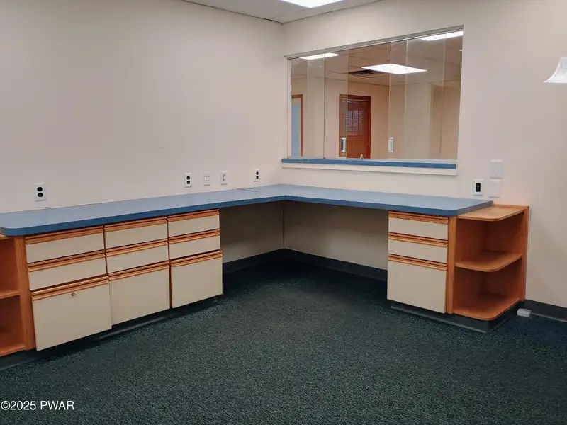 Prime 3,060 Sq Ft Office Space in Central Location Near I-84