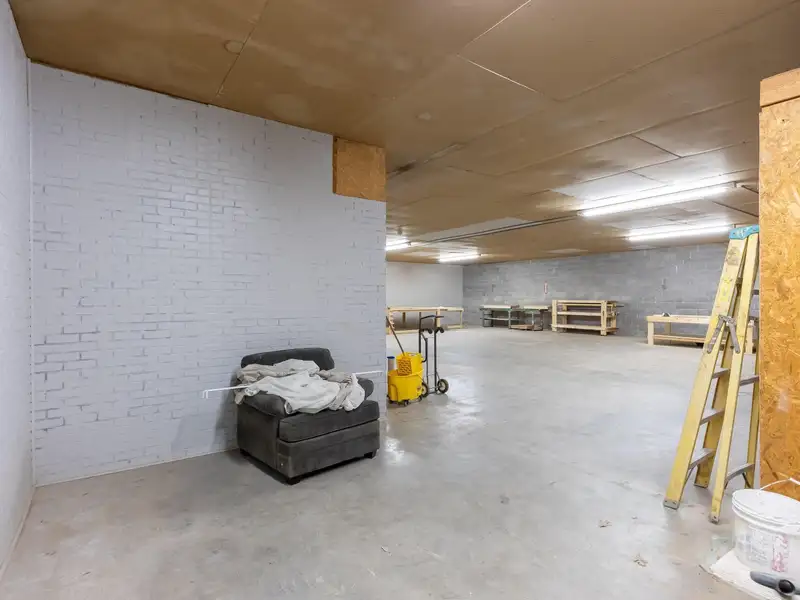 3,600 Sq Ft Commercial/industrial Unit for Lease with Offices and Large Work Area