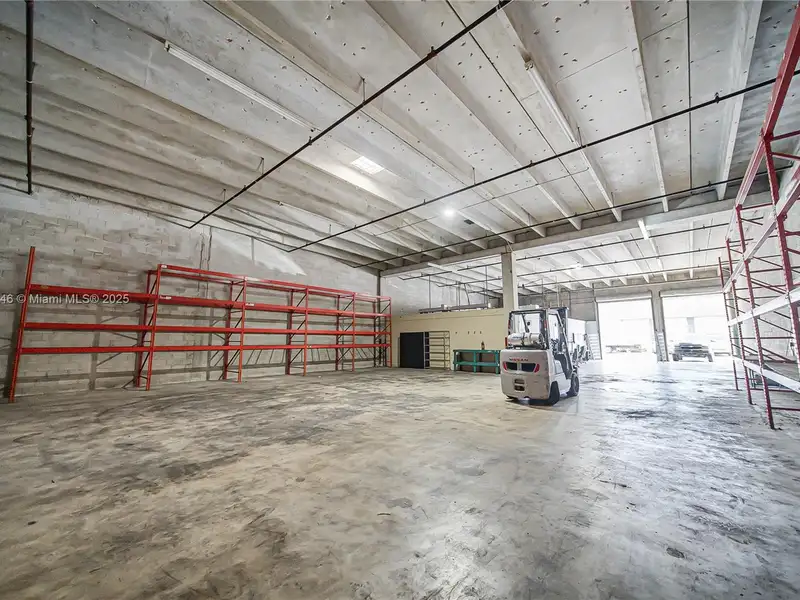 Commercial Property in Doral - Prime Location Near Miami International Airport and Amenities