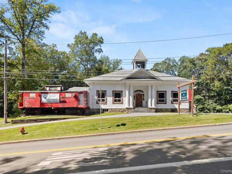Prime Commercial Property with Restaurant and Retail Space on High-traffic Road