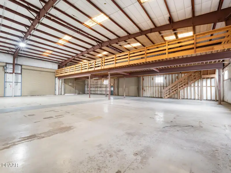 Flexible Commercial Lease: 19,000 Sq Ft Available in Prime Location