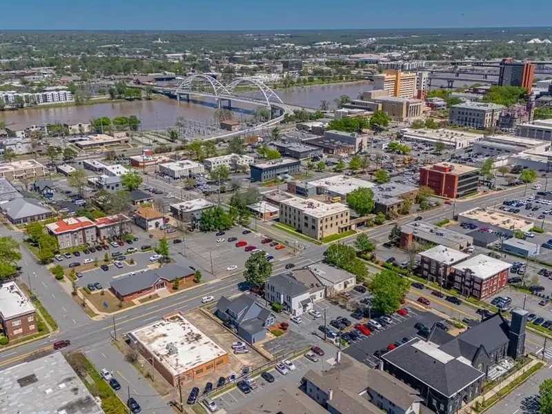 Remodeled Commercial Building Near I-630, Downtown Little Rock – Ideal for Office or Apartment