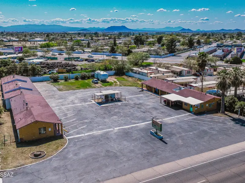 Well-maintained 18-unit Motel Near Tucson Airport with Rv Spaces and Ample Parking