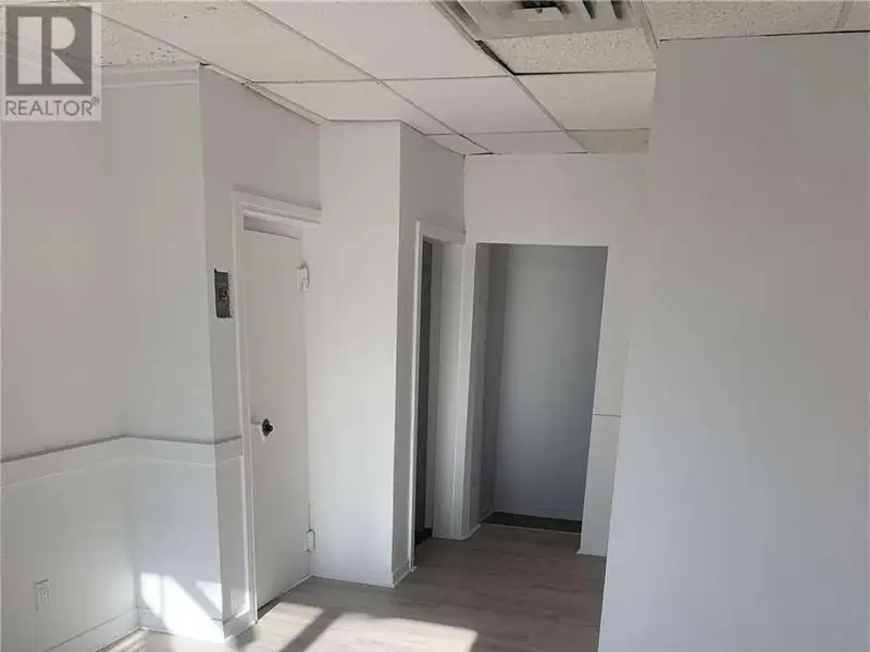 Spacious 2-bedroom Apartment with Rooftop Access in Prime St. Clair Location