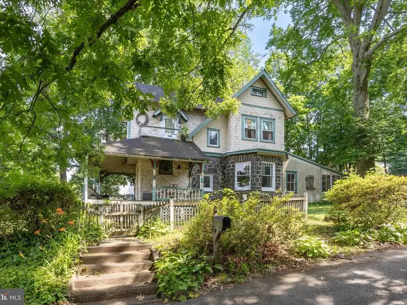 Mixed-use Property in Wayne, Pa: Salon with 1-bedroom Apartment Above