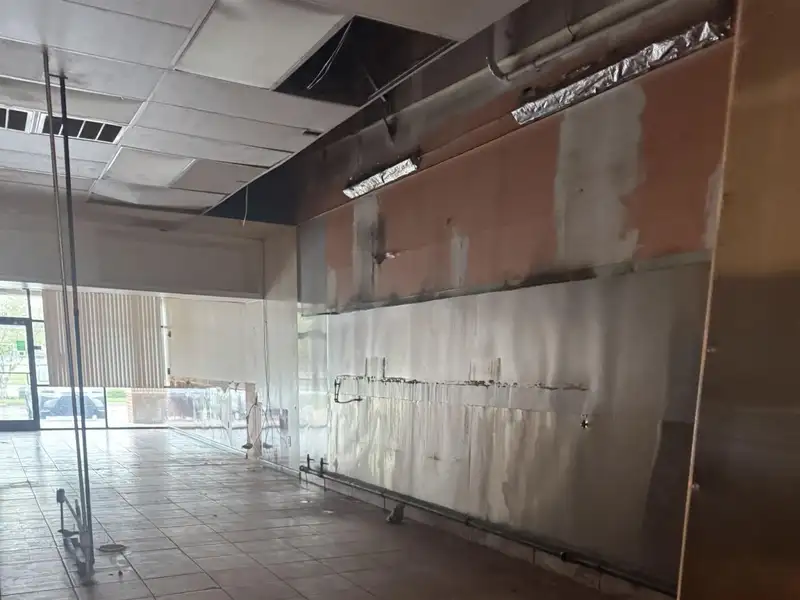 Retail Bay for Restaurant in High-traffic Area - 1400 Sf Available