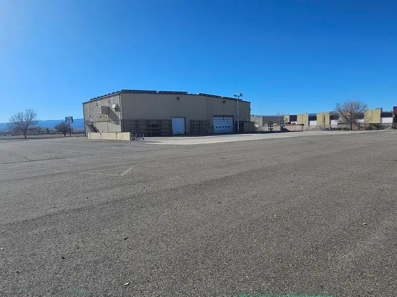 Industrial Complex with Three Buildings on 3.5 Acres Near I-70b