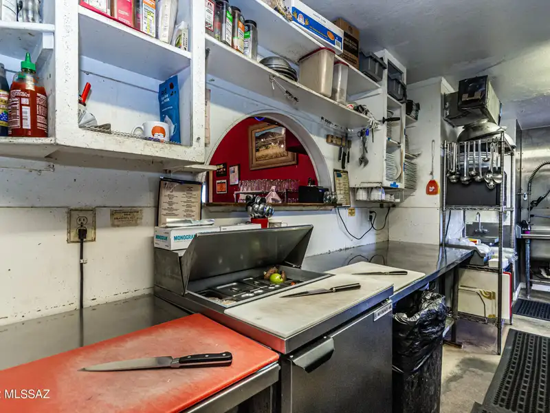 Commercial Building in Sonoita with Equipped Kitchen and Solar Panels