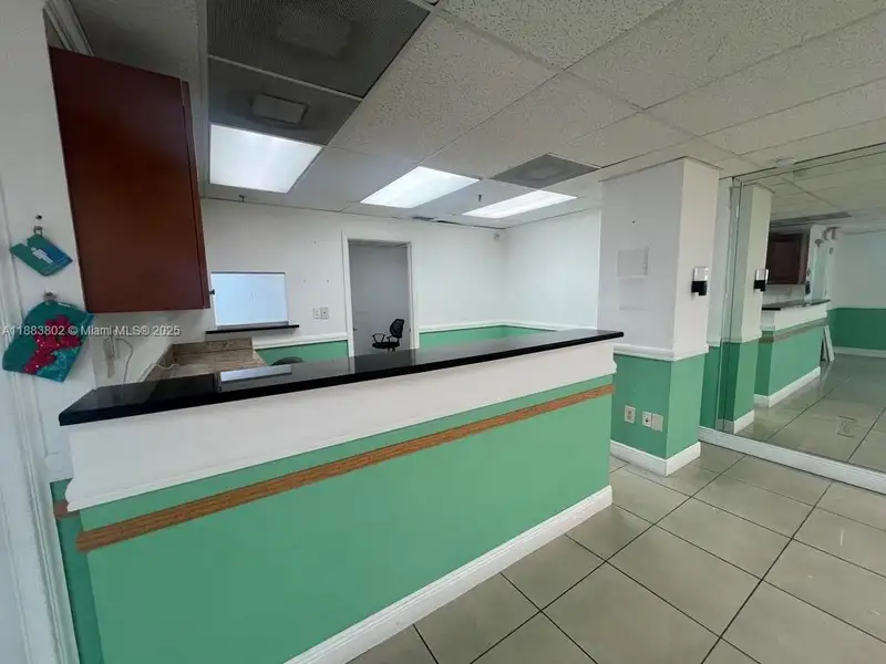 Spacious Corner Medical Office Unit in Central Hialeah – 2,552 Sq Ft