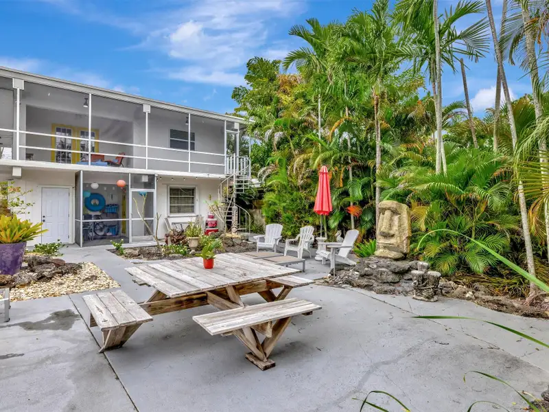 Multi-unit Garden Retreat in Oakland Park with Pool and Upgraded Apartments