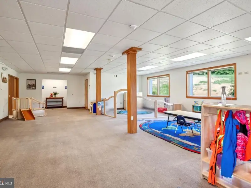 Multi-building Investment on 7 Acres: Barn, Farmhouse, and Warehouse with Rental Income