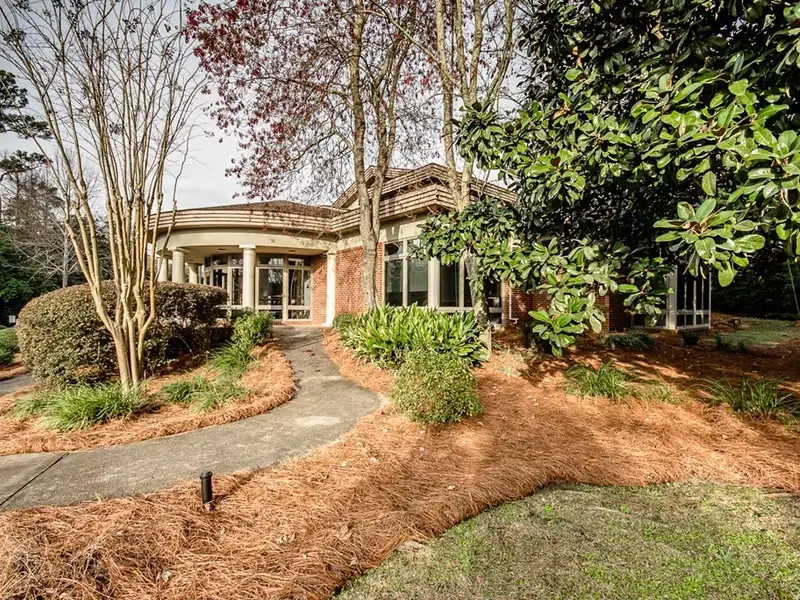 Versatile Commercial Property with Office Space Near I-75 in Valdosta's Business Hub
