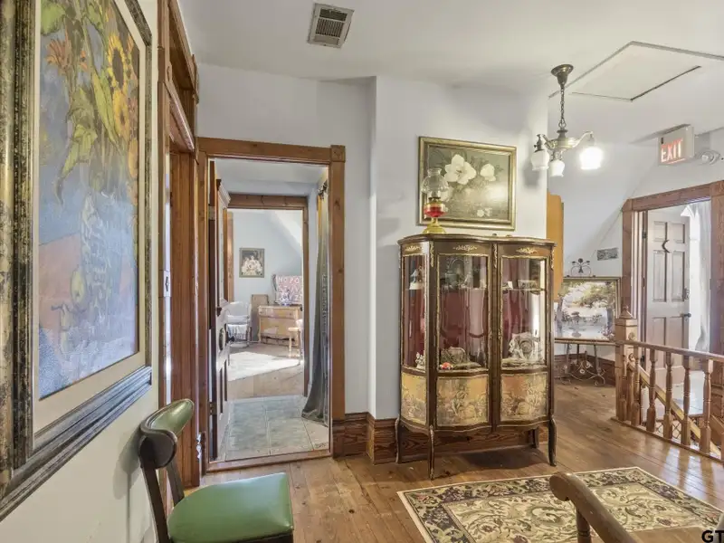 Historic Downtown Pittsburg Bed and Breakfast with 6 Ensuites and Unique Train Car Suite