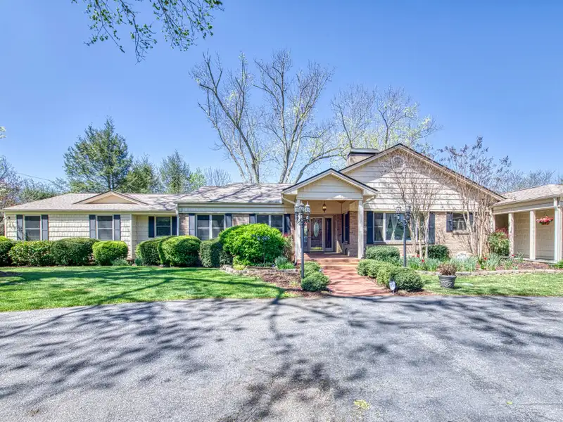 Ranch-style Estate Near Waynesville Inn, 5br/6.5ba, Ideal for Boutique Hospitality or Residence