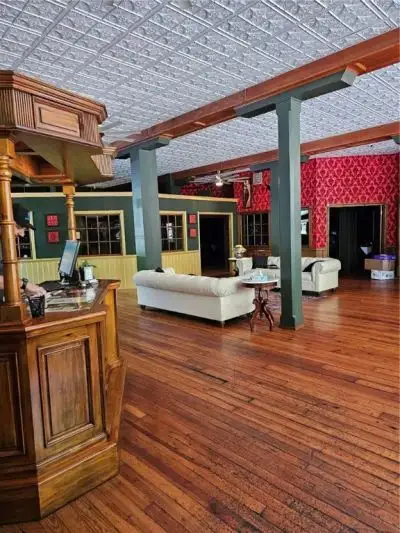 Commercially Zoned 15-suite Overnight Rental Property in Eureka Springs
