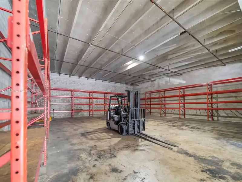 Commercial Property in Doral - Prime Location Near Miami International Airport and Amenities