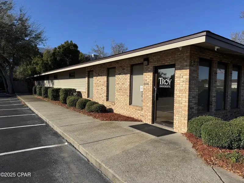 Commercial Office Building for Lease in Central Panama City, Ideal for Charter School or Medical Use