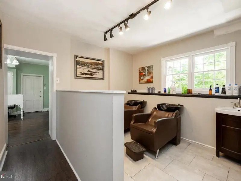 Mixed-use Property in Wayne, Pa: Salon with 1-bedroom Apartment Above