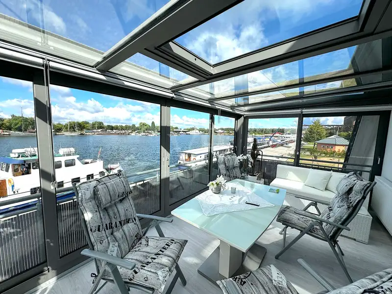 Mixed-use Property with Snack Bar and Apartment on Peenemünde Harbor Promenade
