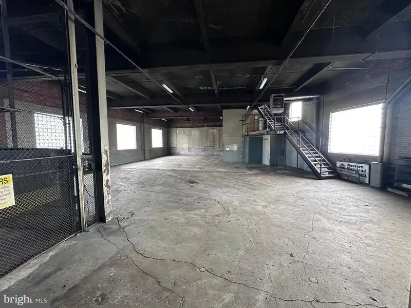 Industrial Building with 6 Bay Truck Repair Facility on 1.47 Acres Near Downtown