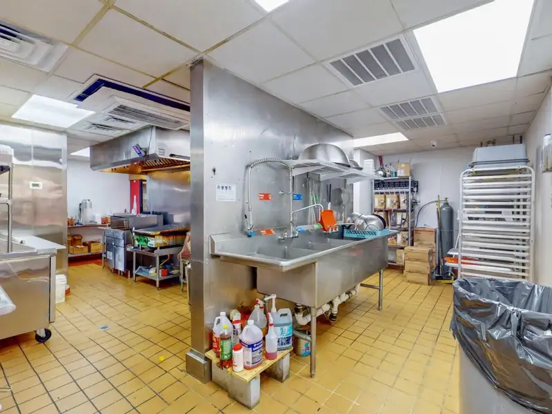 Prime Commercial Restaurant Space in High-traffic Location, 2915 Sq. Ft.