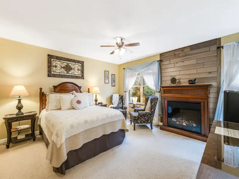 Ranch-style Estate Near Waynesville Inn, 5br/6.5ba, Ideal for Boutique Hospitality or Residence