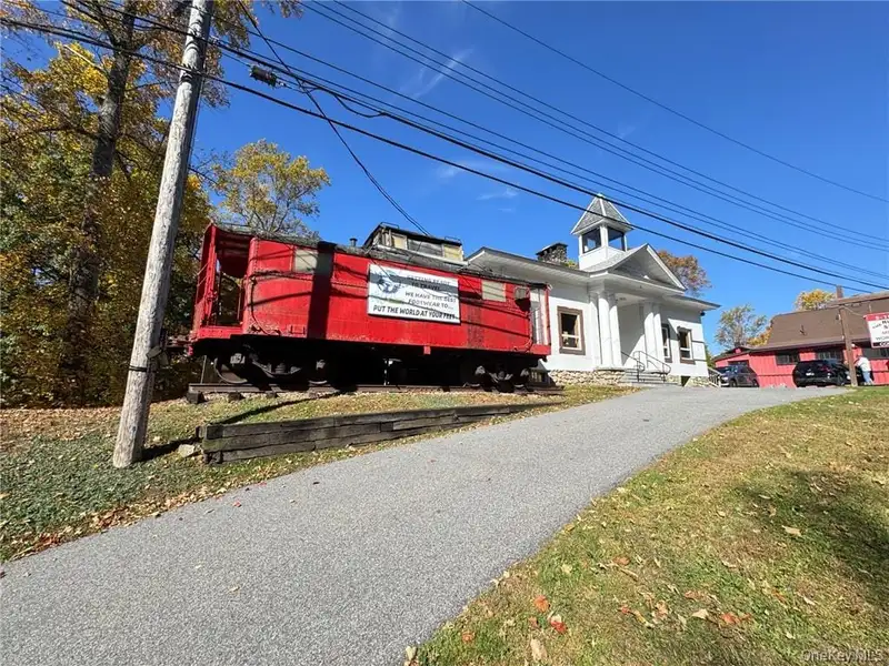 Stand-alone 3038 Sq Ft Commercial Building on High Traffic Road