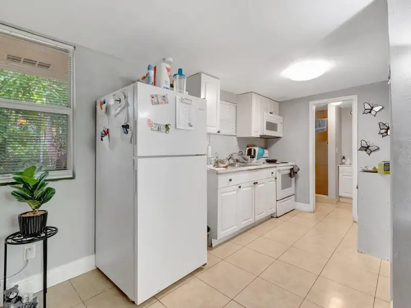 Well-maintained 6-unit Multifamily Property in South Florida with Value-add Potential