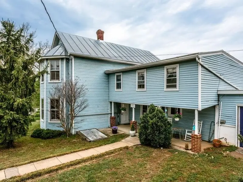Victorian Office Space with Ada Compliance in Quaint Broadway, Ideal for Airbnb Potential