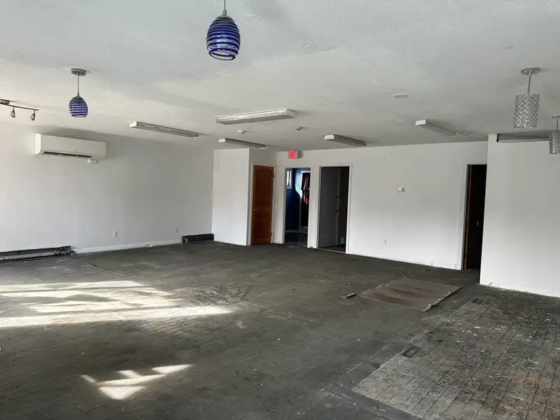 Versatile 907 Sq Ft Commercial Space in High-traffic Area, Former Tanning Salon